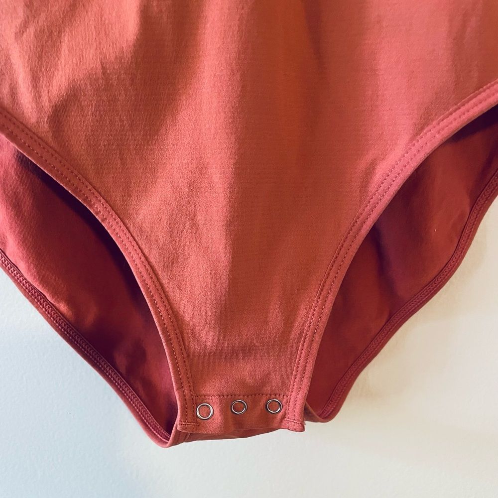 VS Pink - Picture 2 of 5